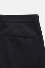 Santaniello Wollhose 'Arsenio' navy aus reiner Wolle, glatter Griff, Carrot Fit, knöchellang, schmal zulaufend, Detailansicht Bund und Gesäßtasche.