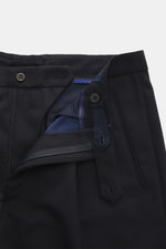 Santaniello Wollhose 'Arsenio' navy aus reiner Wolle, glatter Griff, Carrot Fit, knöchellang, schmal zulaufend, Detailaufnahme von Bund und Taschen.