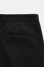 Santaniello Wollhose 'Arsenio' schwarz, Detailansicht von hinten oben, reine Wolle, glatter Griff, Carrot Fit, paspelierte Taschen, Bund mit Knopf.
