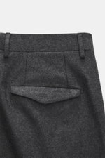 Santaniello Hose 'Cava' dunkelgrau meliert, Rückansicht nah, Woll-Mix, weicher Griff, Tapered Fit, Uhrentasche mit Patte, Gesäßtaschen, Bundknopf.