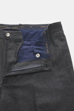 Santaniello Hose 'Cava' dunkelgrau meliert, Detailaufnahme von innen mit offenem Bund, Wollmix, Tapered Fit, Reißverschluss, Knopf, weicher Griff.