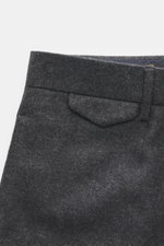 Nahaufnahme der Santaniello Hose 'Cava' dunkelgrau meliert, Tapered Fit, Woll-Mix, Taschen mit Patte, von vorne fotografiert.