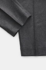 Santaniello Hose 'Cava' dunkelgrau meliert aus Woll-Mix, weicher Griff, Tapered Fit, Detailaufnahme von Saum und Bein aus seitlicher Perspektive.