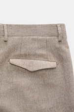 Santaniello Hose 'Cava' taupe meliert, Detailaufnahme von hinten, Woll-Mix, weicher Griff, Gesäßtasche mit Patte, Tapered Fit, klassisch-retro.