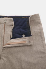 Nahaufnahme der geöffneten Santaniello Hose 'Cava' taupe meliert mit Reißverschluss, Bundknopf und blauem Innenfutter, Perspektive von oben.