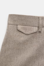 Santaniello Hose 'Cava' taupe meliert, Detailaufnahme von Bund und Gesäßtasche mit Patte, Woll-Mix, Tapered Fit, weicher Griff.