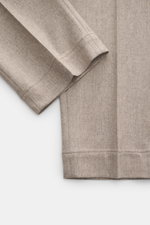 Nahaufnahme der Santaniello Hose 'Cava' taupe meliert aus Woll-Mix, weicher Griff, knöchellang, Tapered Fit, von schräg oben fotografiert.