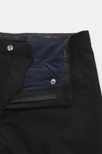 Santaniello Hose 'Cava' schwarz, Detailaufnahme von innen mit offenem Reißverschluss, Woll-Mix, Tapered Fit, Knopf und Uhrentasche.