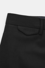 Santaniello Hose 'Cava' schwarz aus weichem Woll-Mix mit Tapered Fit, Uhren- und Gesäßtaschen, detailreich aus Nahaufnahme von Bund und Tasche.