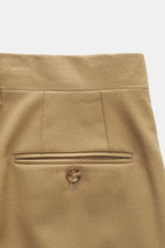 Lardini Wollhose hellbraun, Detailaufnahme von oben, Regular Fit, gerader Schnitt, elastische Schurwolle, Reißverschluss, Bundhaken, französische Taschen, kleine Uhrentasche, paspelierte Gesäßtaschen mit Knopf, offene Länge.
