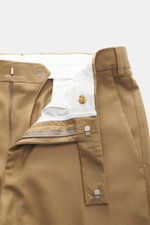 Lardini Wollhose hellbraun aus elastischer Schurwolle, Regular Fit, gerader Schnitt, Reißverschluss, Bundhaken, französische Taschen, kleine Uhrentasche, paspelierte Gesäßtaschen mit Knopf, offene Länge, Nahaufnahme Innenbund.