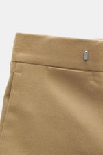 Nahaufnahme der Lardini Wollhose hellbraun aus elastischer Schurwolle, Regular Fit mit geradem Schnitt, Reißverschluss, Bundhaken, französischen Taschen, Uhrentasche, paspelierten Gesäßtaschen mit Knopf, offene Länge, fotografiert von schräg oben.