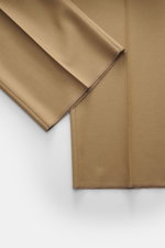 Lardini Wollhose hellbraun aus elastischer Schurwolle, Regular Fit, gerader Schnitt, Reißverschluss, Bundhaken, französische Taschen, Uhrentasche, paspelierte Gesäßtaschen mit Knopf, offene Länge, Nahaufnahme von unten.