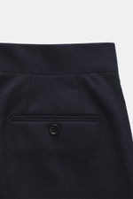 Lardini Wollhose navy aus elastischer Schurwolle, Regular Fit, gerader Schnitt, Rückansicht mit paspelierten Gesäßtaschen, Knopf, Uhrentasche, französischen Taschen, Reißverschluss, Bundhaken, offene Länge.