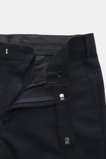 Lardini Wollhose navy aus elastischer Schurwolle, Regular Fit, gerader Schnitt, Reißverschluss und Bundhaken, französische Taschen, kleine Uhrentasche, paspelierte Gesäßtaschen mit Knopf, offene Länge, Nahaufnahme von Bund und Verschluss.