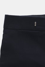 Lardini Wollhose navy aus elastischer Schurwolle, Regular Fit, gerader Schnitt, Reißverschluss, Bundhaken, französische Taschen, Uhrentasche, paspelierte Gesäßtaschen, offene Länge, Detailansicht Bund.