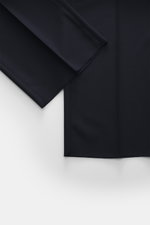 Nahaufnahme der offenen unteren Hosenbeine der Lardini Wollhose navy, fotografiert von oben, Regular Fit, elastische Schurwolle, gerader Schnitt, Reißverschluss und Bundhaken, französische Taschen, kleine Uhrentasche, paspelierte Gesäßtaschen mit Knopf, o