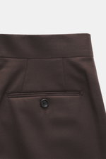 Lardini Wollhose dunkelbraun aus elastischer Schurwolle, Regular Fit, gerader Schnitt, Reißverschluss, Bundhaken, französische Taschen, Uhrentasche, paspelierte Gesäßtaschen mit Knopf, offene Länge, Rückansicht.