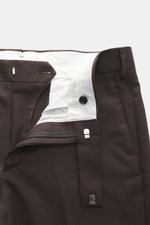 Nahaufnahme der geöffneten Bundpartie der Lardini Wollhose dunkelbraun aus elastischer Schurwolle, Regular Fit, gerader Schnitt, Reißverschluss und Bundhaken, französische Taschen, kleine Uhrentasche, paspelierte Gesäßtaschen mit Knopf, offene Länge, von 