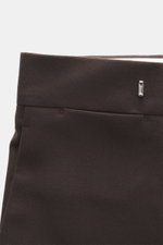 Nahaufnahme der Lardini Wollhose dunkelbraun aus elastischer Schurwolle, Regular Fit mit geradem Schnitt, Reißverschluss, Bundhaken, französischen Taschen, kleiner Uhrentasche, paspelierten Gesäßtaschen mit Knopf, offene Länge, seitliche Perspektive.