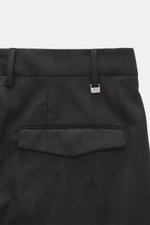 PT Torino Wollhose 'Master Fit' anthrazit aus feiner Schurwolle mit fixiertem Saumaufschlag, Reißverschluss, Bundhaken und verdeckter Gesäßtasche, Nahaufnahme Bund.