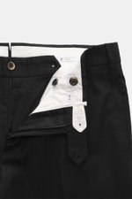 PT Torino Wollhose 'Slim Fit' schwarz, Detailfoto der geöffneten Bund- und Reißverschlusspartie aus leicht elastischer Schurwolle, weicher Griff, schmal zulaufend, französische Taschen, Uhrentasche, paspelierte Gesäßtaschen mit Knopf, Aufnahme von oben.