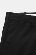 PT Torino Wollhose 'Slim Fit' schwarz, Detailaufnahme von oben, schmal zulaufend aus leicht elastischer, weicher Schurwolle mit Bundknöpfen.