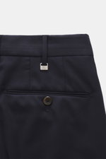 PT Torino Wollhose 'Slim Fit' navy, Detailaufnahme von hinten oben, klassische Wolltwillhose mit Reißverschluss, Bundknöpfen, französischen Taschen, Uhrentasche, paspelierten Gesäßtaschen, weicher Griff, schmal zulaufend.