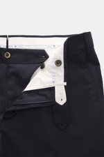 PT Torino Wollhose 'Slim Fit' navy aus feinem Wolltwill, Detailaufnahme von innen mit Reißverschluss, Bundknöpfen, französischen Taschen.