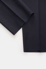 PT Torino Wollhose 'Slim Fit' navy aus feinem Schurwolltwill, schmal zulaufend mit Reißverschluss, Bundknöpfen und französischen Taschen, Detailansicht.