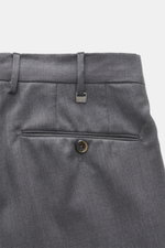 PT Torino Wollhose 'Slim Fit' grau meliert, Detailaufnahme von hinten, Wolltwill mit weichem Griff, französische Taschen, Uhrentasche, paspelierte Gesäßtaschen mit Knopf.