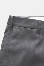 PT Torino Wollhose 'Slim Fit' grau meliert, Detailansicht von Bund und Tasche, Twill aus Schurwolle, weicher Griff, schmal zulaufend, französische Taschen.