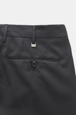PT Torino Wollhose 'Slim Fit' anthrazit aus feinem Wolltwill, Rückansicht, schmal zulaufend, mit französischen Taschen, Uhrentasche und paspelierten Gesäßtaschen.
