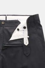 PT Torino Wollhose 'Slim Fit' anthrazit, aus feinem Wolltwill, slim fit, schmal zulaufend, mit Reißverschluss, Bundknöpfen, französischen Taschen, Uhrentasche, paspelierten Gesäßtaschen, Detailansicht von oben.