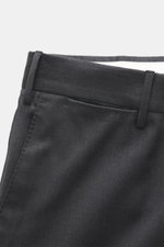 Nahaufnahme der Taille der PT Torino Wollhose 'Slim Fit' anthrazit aus feinem Schurwoll-Twill, mit Reißverschluss, Bundknöpfen, französischen Taschen und Uhrentasche, schmal zulaufend, weicher Griff, fotografiert von vorne leicht schräg.
