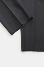 PT Torino Wollhose 'Slim Fit' anthrazit aus feinem Schurwoll-Twill, schmal zulaufend, weich, Detailaufnahme des Hosenbeins von oben, ideal für edle Office-Looks.