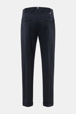 Rückansicht der PT Torino Wollhose "Rebel Fit" navy, knöchellang, schmal zulaufend mit französischen Taschen, Bundhaken, Reißverschluss, fixiertem Saumaufschlag und Metall-Initial.