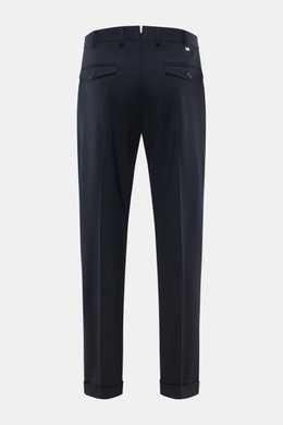 Rückansicht der PT Torino Wollhose "Rebel Fit" navy, knöchellang, schmal zulaufend mit französischen Taschen, Bundhaken, Reißverschluss, fixiertem Saumaufschlag und Metall-Initial.
