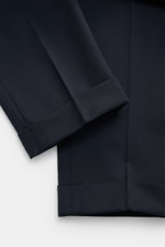 PT Torino Wollhose 'Rebel Fit' navy, Detailaufnahme von unten in schmal zulaufendem, knöchellangem Tapered Fit aus elastischer Schurwolle mit fixiertem Saumaufschlag.