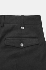 PT Torino Wollhose 'Rebel Fit' dunkelgrau meliert, Detailaufnahme von Bund und Gesäßtasche, elastische Schurwolle, schmal zulaufend, mit Knopfpatte.