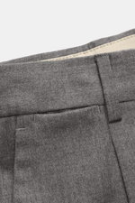 PT Torino Wollhose 'Rebel Fit' grau meliert, Detailaufnahme des Bunds und Gürtelschlaufe, elastische Schurwolle, weicher Griff, hochwertige Verarbeitung.