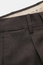 PT Torino Wollhose 'Rebel Fit' dunkelbraun meliert, Detailaufnahme von Bund und Schlaufe, elastische Schurwolle, weicher Griff, hochwertige Verarbeitung.