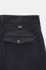 PT Torino Hose 'Rebel Fit' navy, Detailaufnahme von hinten oben, Schurwoll-Mix, französische Taschen, Bundhaken mit Metall-Initial, knöchellang, Tapered Fit