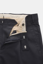 Nahaufnahme der geöffneten Taille der PT Torino Hose 'Rebel Fit' navy, Schurwoll-Mix, Tapered Fit, mit Reißverschluss, Bundhaken und Knopf.