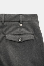 PT Torino Hose 'Rebel Fit' grau meliert, Nahaufnahme von Bund und Gesäßtasche, Schurwoll-Mix, Tapered Fit, Knopf mit PT-Logo, fixierter Saumaufschlag.