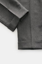 PT Torino Hose 'Rebel Fit' grau meliert in Nahaufnahme von oben, Tapered Fit, Schurwoll-Mix, knöchellang mit fixiertem Saumaufschlag.