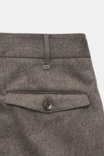 PT Torino Wollhose 'Carrot Fit' graubraun meliert, Detailansicht von hinten, Bund mit Uhrentasche, Patten und Knopf, Schurwolle-Cashmere-Mix.