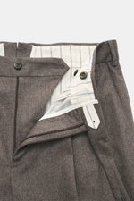 PT Torino Wollhose 'Carrot Fit' graubraun meliert, Detailaufnahme von oben auf Bund mit Knopfriegel, Reißverschluss, Bundfalten.