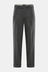 PT Torino Wollhose 'Carrot Fit' dunkelgrau meliert, von vorne fotografiert, aus elastischer Schurwolle und Cashmere, mit Bundfalten und Knopfriegel.