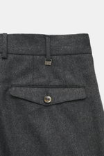 PT Torino Wollhose 'Carrot Fit' dunkelgrau meliert, Nahaufnahme von Bund und Gesäßtasche mit Knopf, Schurwolle-Cashmere, Bundfalten, Knopfriegel